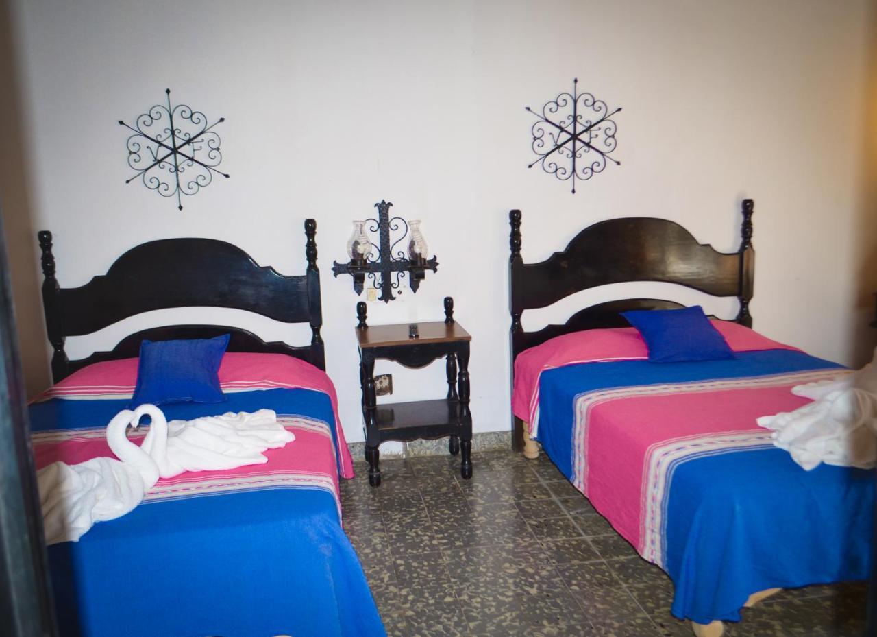 Hotel Villa De Flores Uruapan  Extérieur photo